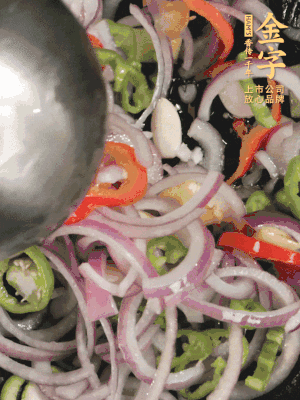 生姜、大蒜、青紅辣椒圈、洋蔥放油鍋煸香。