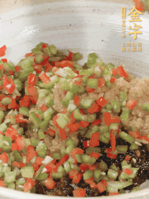 XO醬、蒜蓉醬、青紅椒粒攪拌成醬料。