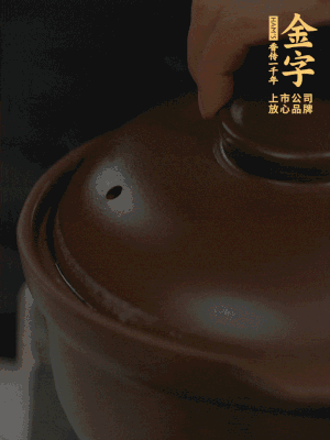 雞、火腿、姜片一起放入砂鍋中，大火轉(zhuǎn)小火燉2小時。