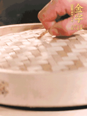 醬鴨半只加姜片、蔥、黃酒上鍋蒸20分鐘。