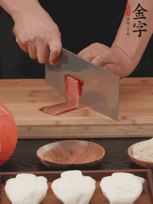 金字火腿上方切薄片。