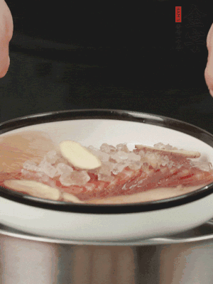 置于盤中，加冰糖100g、黃酒100g、水200g，上鍋蒸20分鐘。