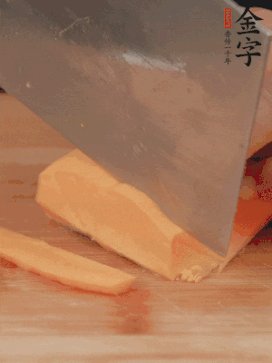 南瓜改刀切片，把蒸好的火腿鋪到南瓜上。