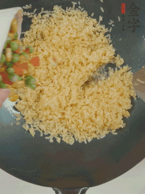 下豌豆粒、胡蘿卜粒、玉米粒。（買現(xiàn)成冷凍的雜菜即可，非常方便）