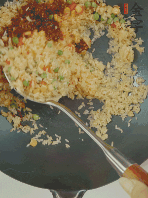 翻炒熟后，加金字火腿XO醬。