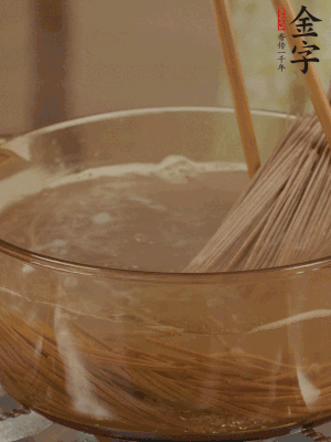 水開后下蕎麥面，煮2分鐘后過涼水備用。