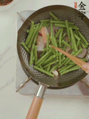 下掰好的缸豆段翻炒，略燜煮。