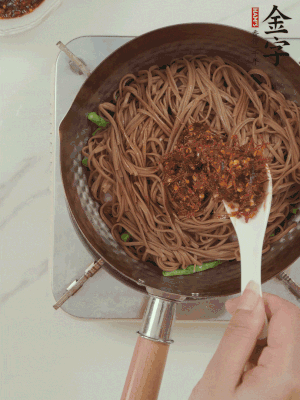 下蕎麥面，淋上少許醬油，加2勺金字火腿大師醬略翻炒即可。