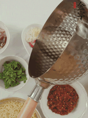 蒜末、小米辣、芝麻淋上熱油。