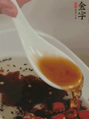 再加2勺生抽、1勺香醋攪拌。