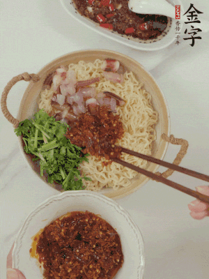 在面上鋪魷魚、香菜、金字火腿大師醬。