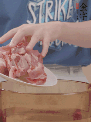 排骨剁小塊，加姜片、料酒沸水下鍋焯水。