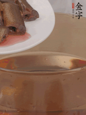 處理干凈的黃鱔段，加姜片、料酒沸水下鍋焯水。撈出用涼水沖洗干凈。