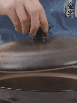 大火煮開后轉(zhuǎn)小火，燉煮20分鐘左右。