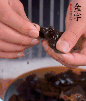 木耳冷水泡發(fā)，處理成小塊。（如果是小木耳就不用切了）