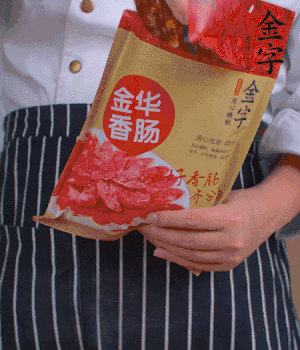 香腸切成斜片，小米辣切成斜片。