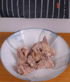 排骨加1勺黃酒、1勺蠔油、1勺玉米淀粉、1/4勺胡椒粉腌制半小時。