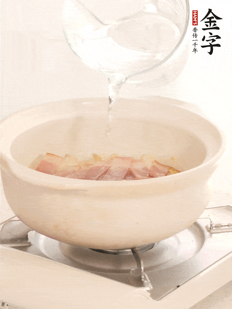 放入火腿片，加開水，再加入豆腐