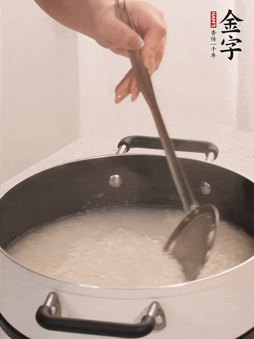 香菇、土豆、胡蘿卜、金字土香腸切小塊。