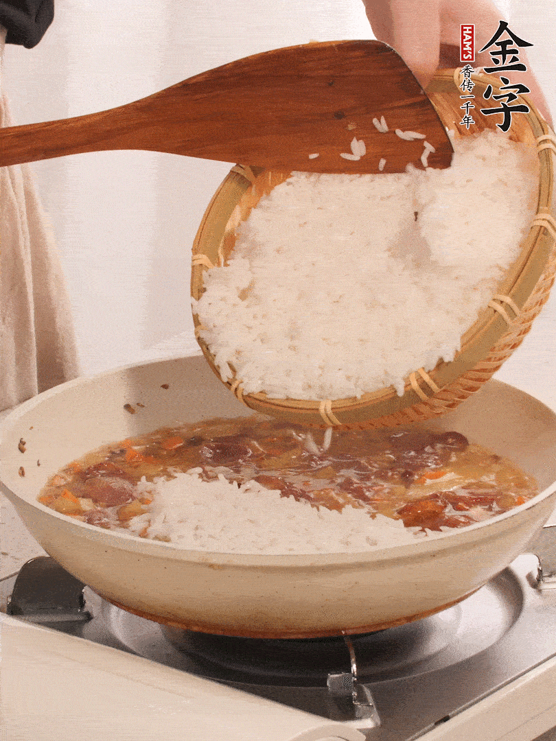 熱鍋燒油，香腸煸出油，加姜片去腥，加土豆、胡蘿卜、香菇翻炒到半熟，隨后加豆角、2小勺鹽、1大勺生抽，煸炒均勻。