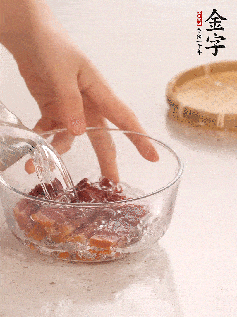 金字火腿切片，溫水泡5分鐘。