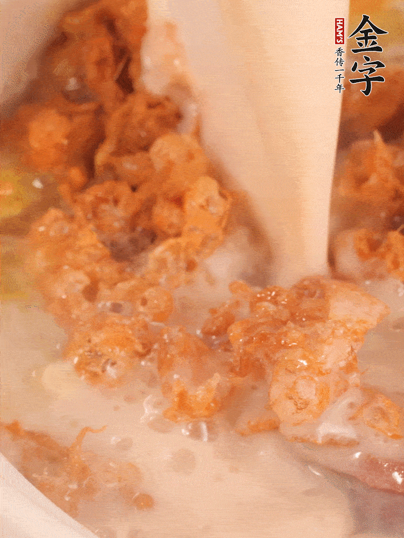 加入蛋酥再煨煮2分鐘，加入豆?jié){。