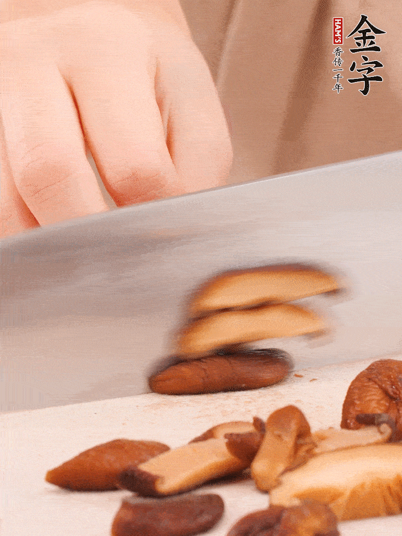 干香菇泡發(fā)，切成小塊。