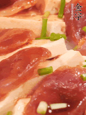 調(diào)一個(gè)醬汁：2勺生抽、1勺蠔油、半勺白糖、1勺淀粉、半碗清水調(diào)成料汁燒開