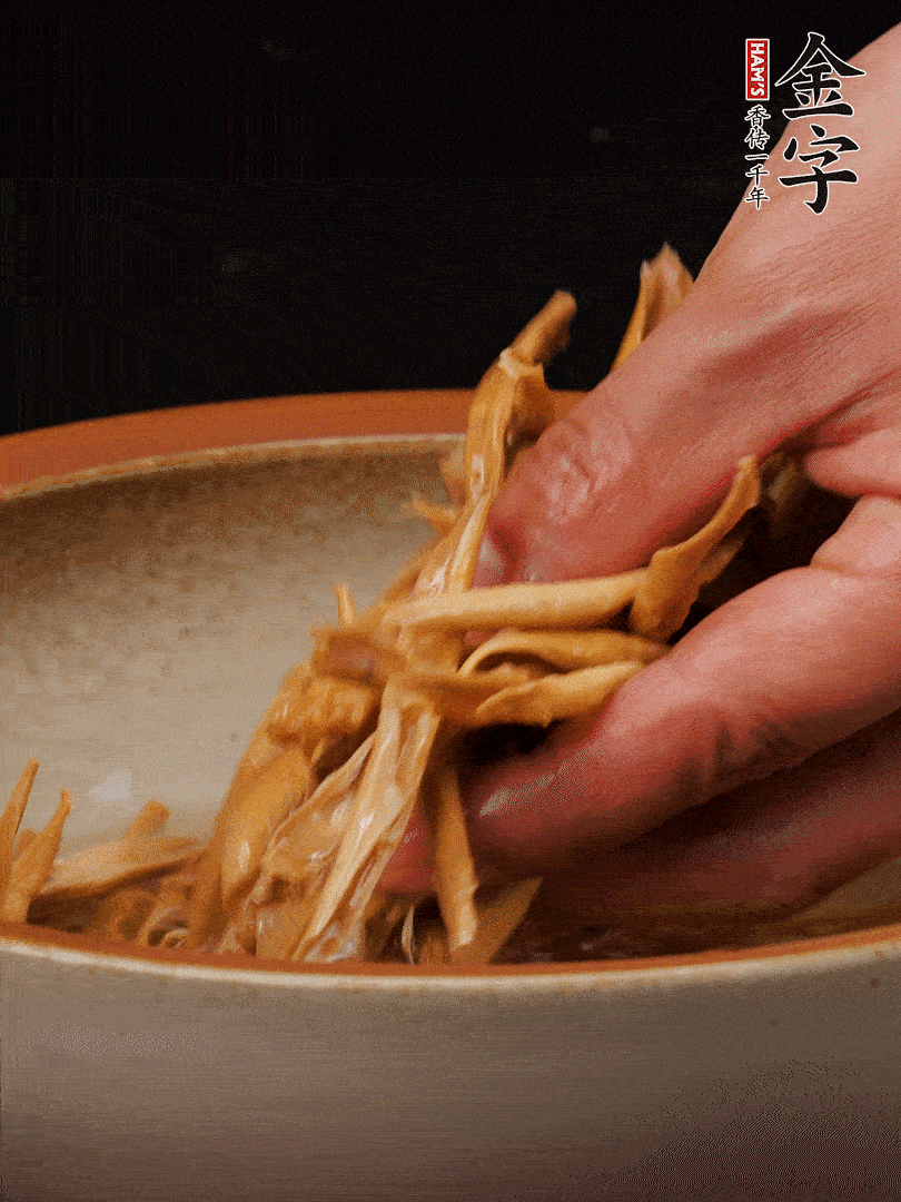 農(nóng)家土筍尖提前泡軟，用刀劃成細絲，這樣會更加入味。