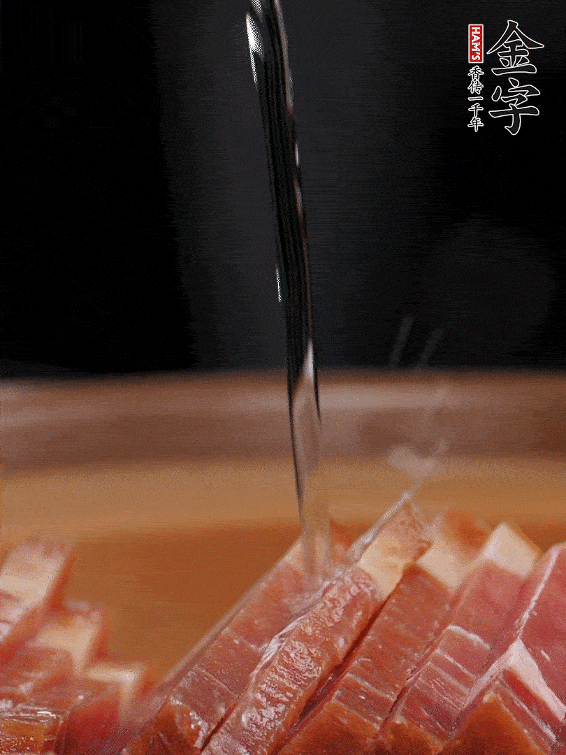 金字火腿切片，放入溫水中泡10分鐘，金字土香腸斜切成片。千張切成細條。