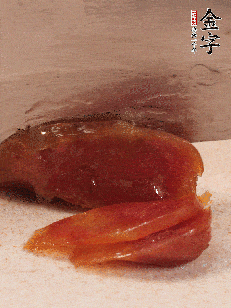 臘腸煮熟后，切薄片