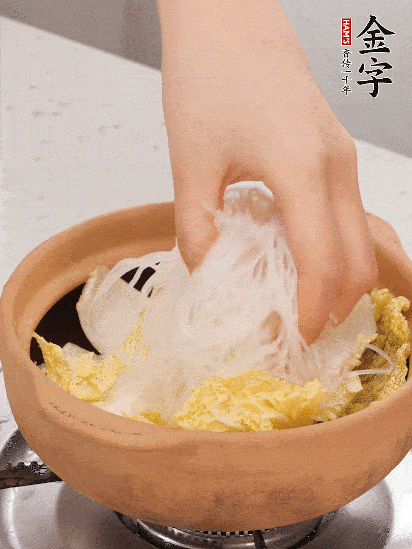 放入提前泡軟的粉絲，蓋上蒜蓉醬汁