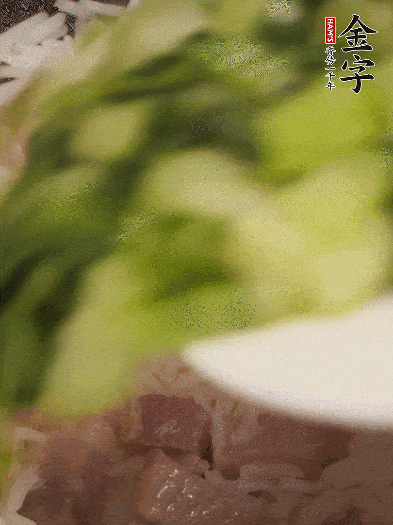 將燜煮好的米飯，倒入炒熟的蔬菜中，翻炒均勻鍆繼續(xù)燜煮5分鐘