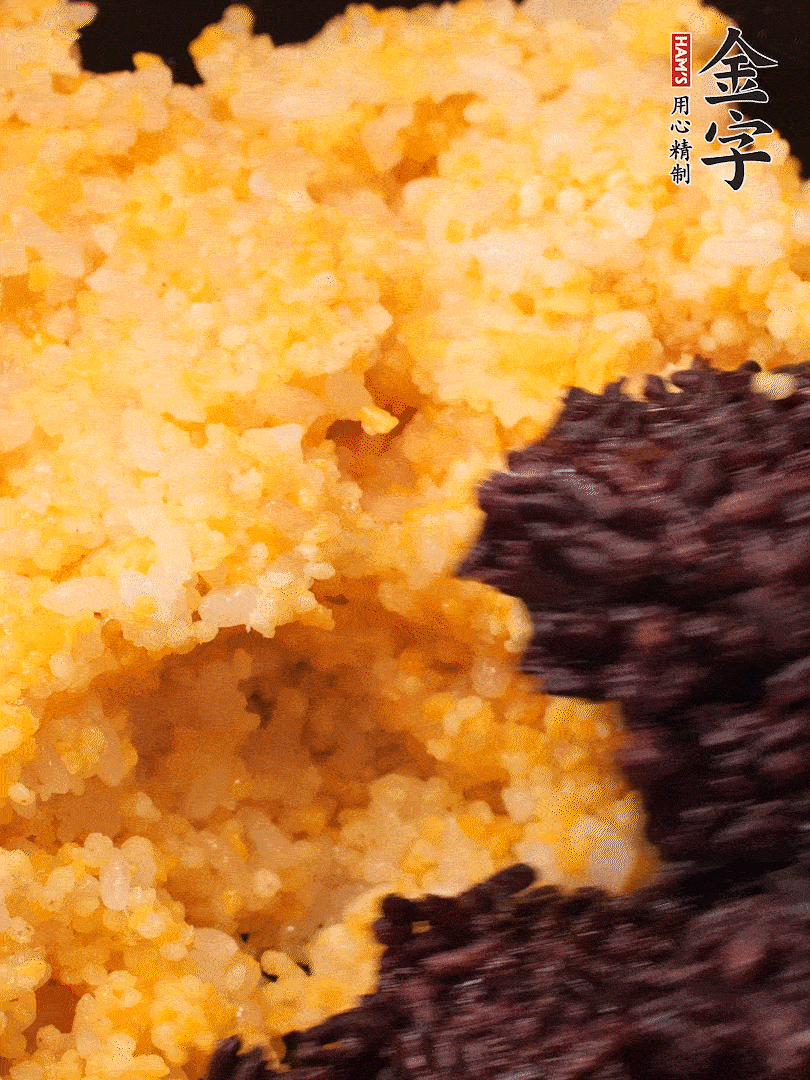 混合小米、紫米煮熟，加豬油攪拌均勻（紫米分開煮在攪拌）