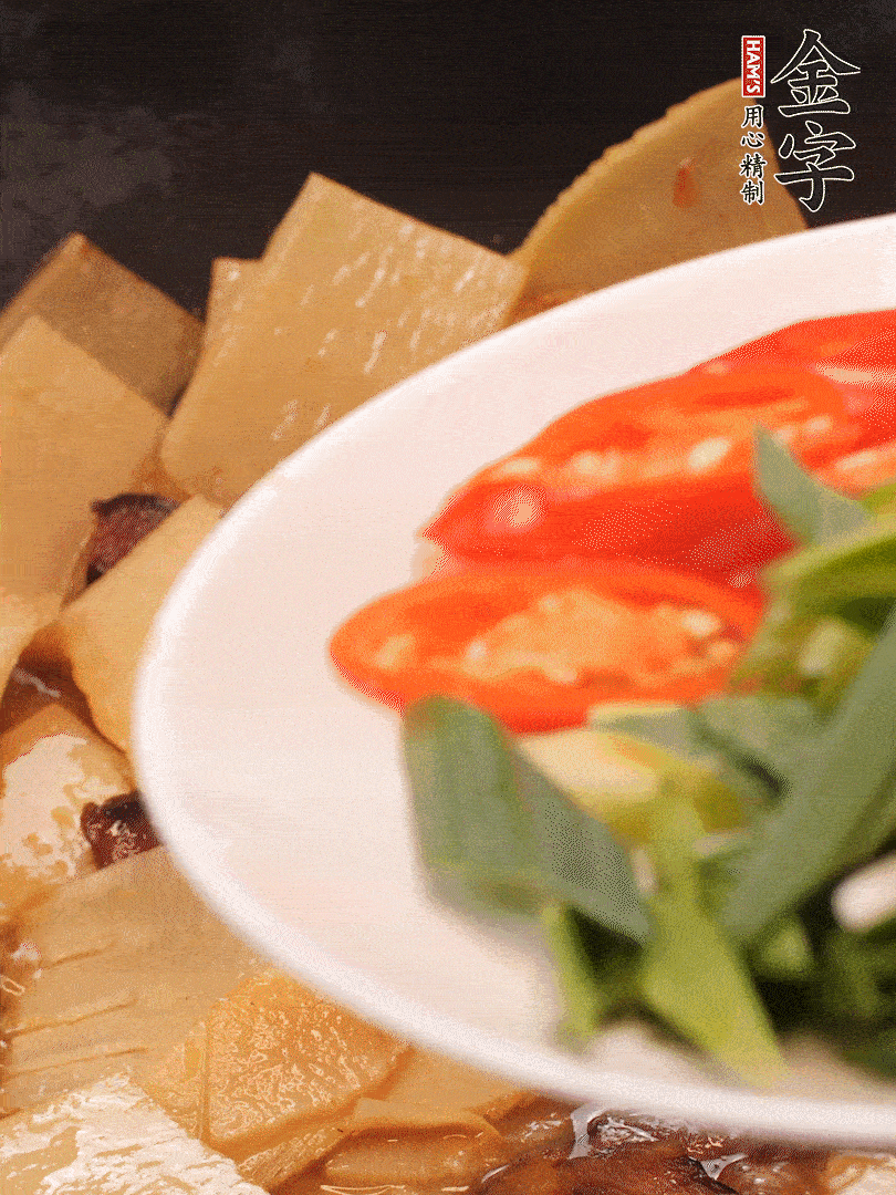 少許料酒增香，下蒜白、青紅辣椒略微翻炒