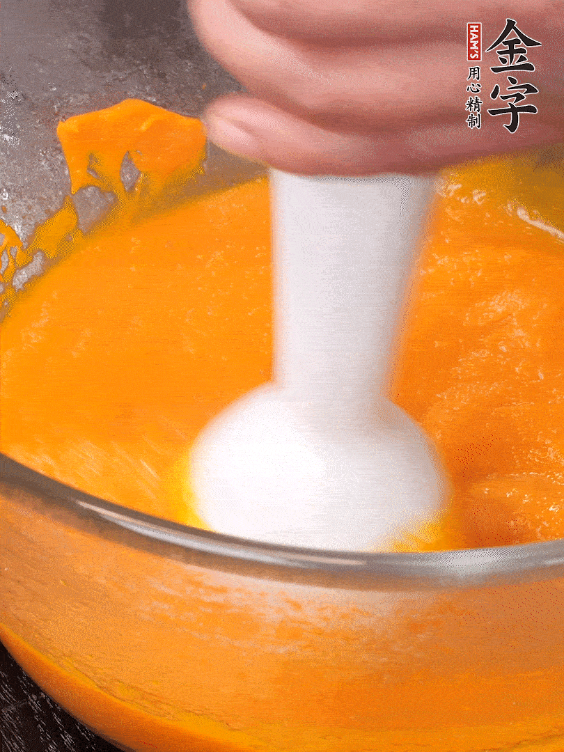 300g南瓜，去皮去瓤切滾刀塊，大火蒸8分鐘，料理機打成泥，篩網(wǎng)過篩成泥