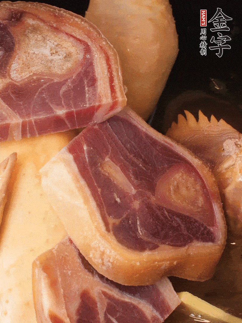 火踵、老母雞加蔥、姜、料酒、清水，大火燒開后轉(zhuǎn)小火，燉1小時