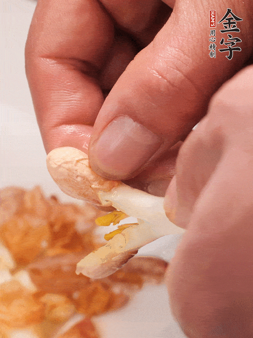 花生芽切段。開水焯水1分鐘，去掉頂部的花生皮