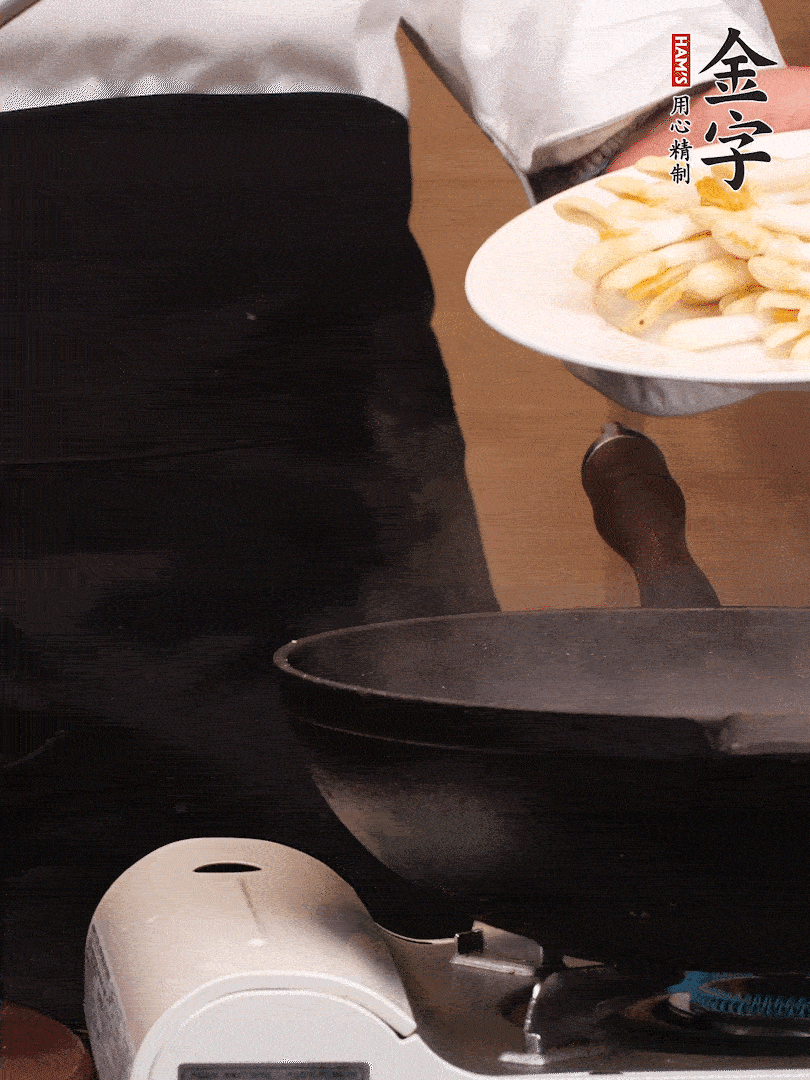 鍋中少許油，下花生芽