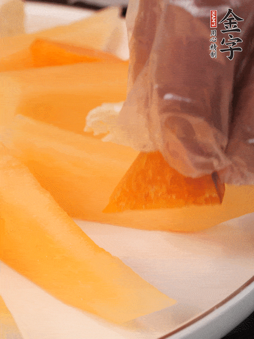 刀用火烤一下，切開奶酪