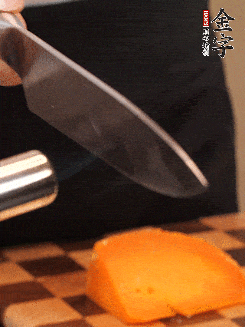 間隔擺上哈密瓜、奶酪、迷迭香、核桃仁