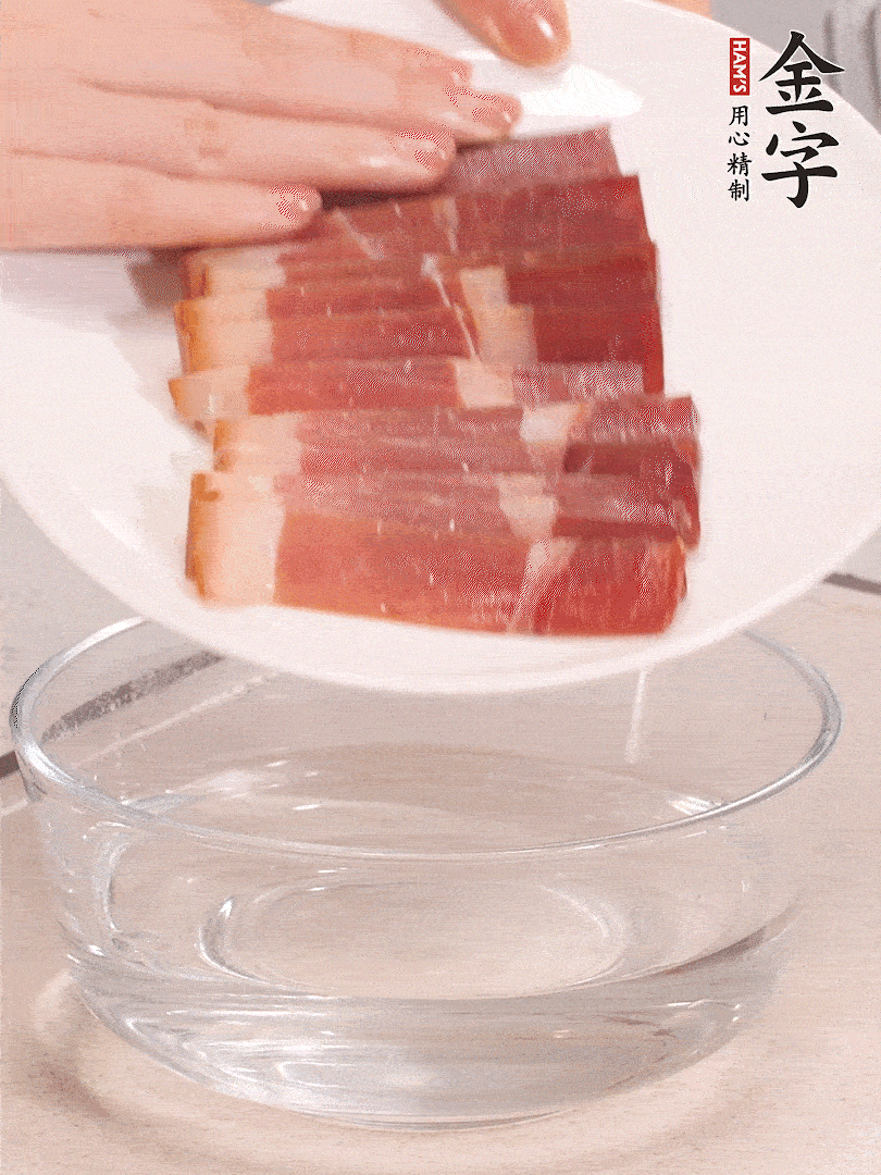 鴨腿冷水下鍋，加姜片、料酒焯水