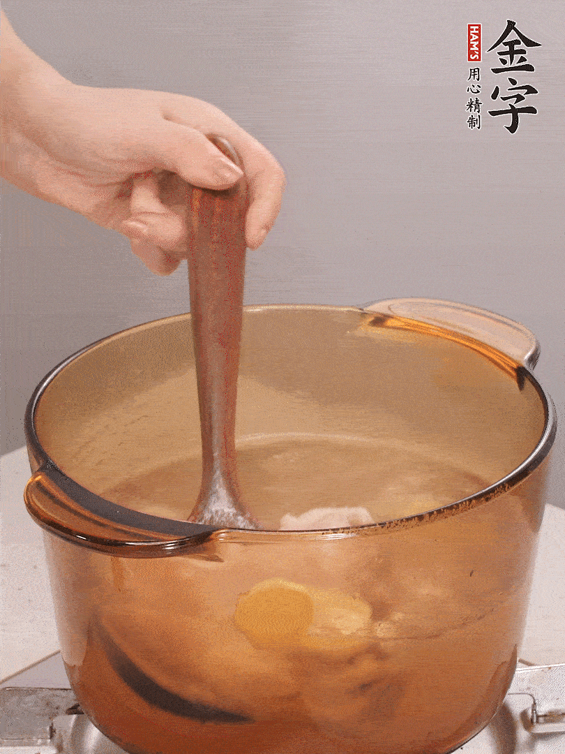 鴨肉、白果、火腿、生姜一起放入砂鍋，清水沒過食材，大火燉煮1小時