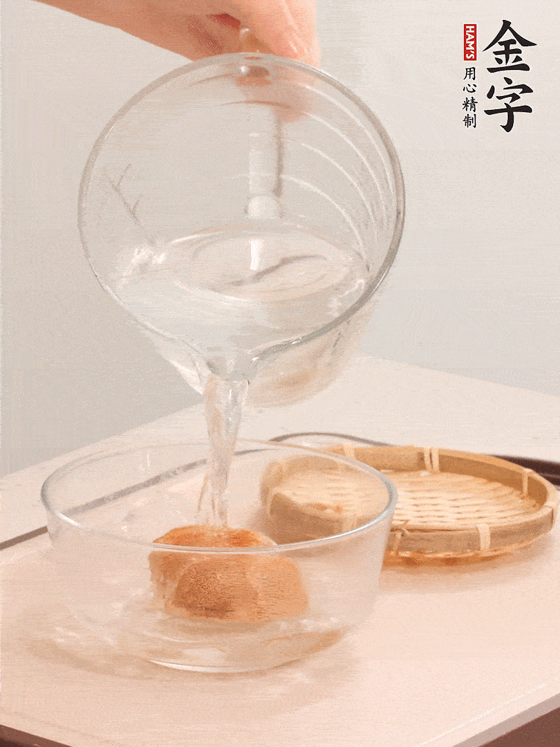 猴頭菇至少泡發(fā)半小時，將浸泡后的黃水?dāng)D干；