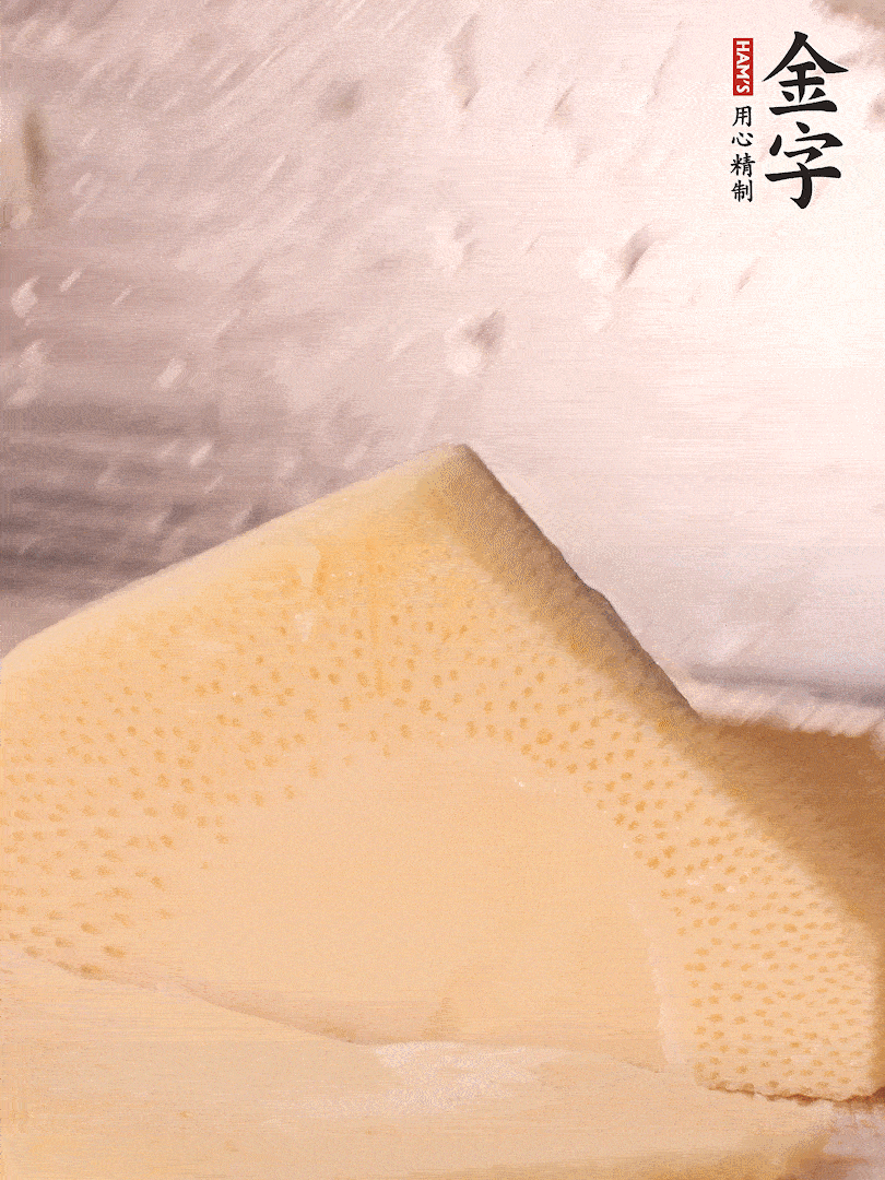 冬筍處理干凈，切滾刀塊，開水焯燙去除澀味