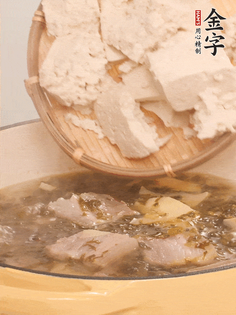 往鍋里加入一倍的水，加豆腐