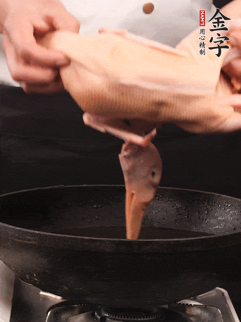 處理干凈的老鴨1只，黃酒小半碗，姜幾片，一起放入冷水，煮沸焯水3分鐘，去除血沫