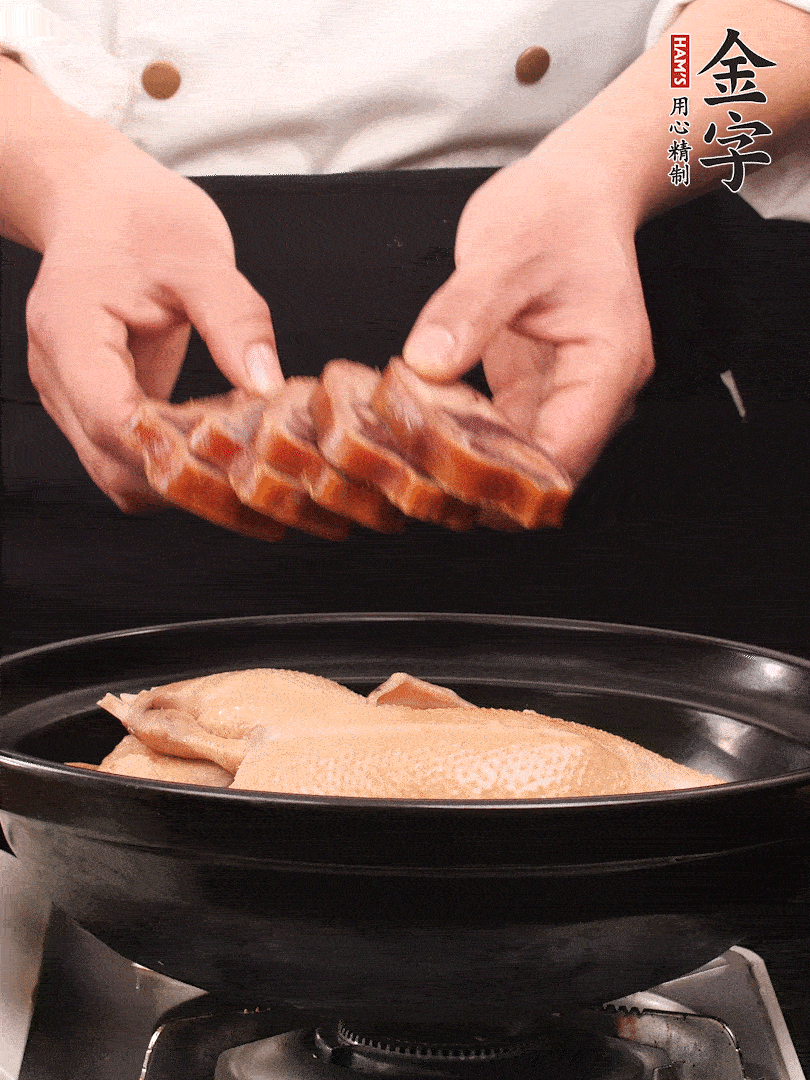 老鴨、金字火腿蹄片、筍干、姜片、蔥結(jié)，清水沒過鴨身2cm，加黃酒小半碗