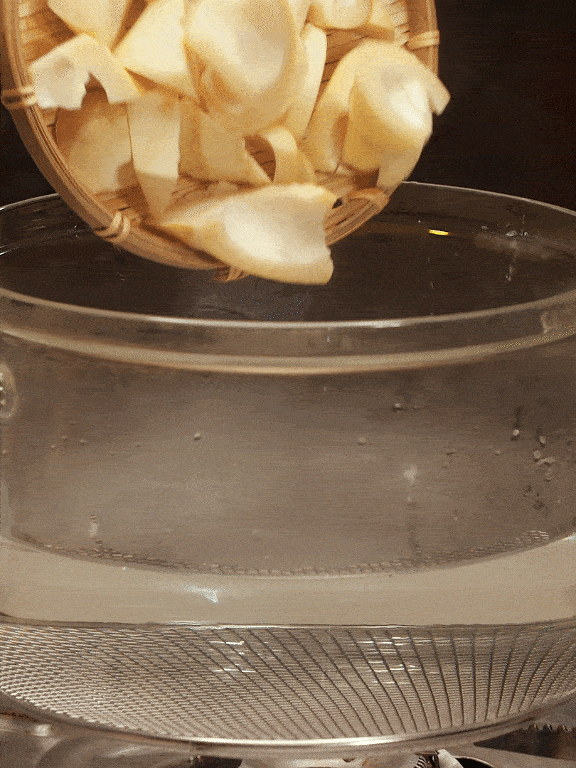 春筍切塊，焯水去除澀味