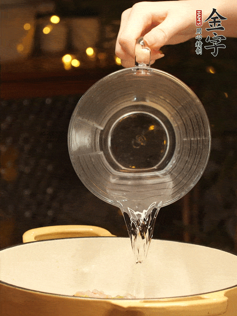 加入120ml水，蓋上蓋子燜幾分鐘撒上蔥花，美美的擺個(gè)盤~